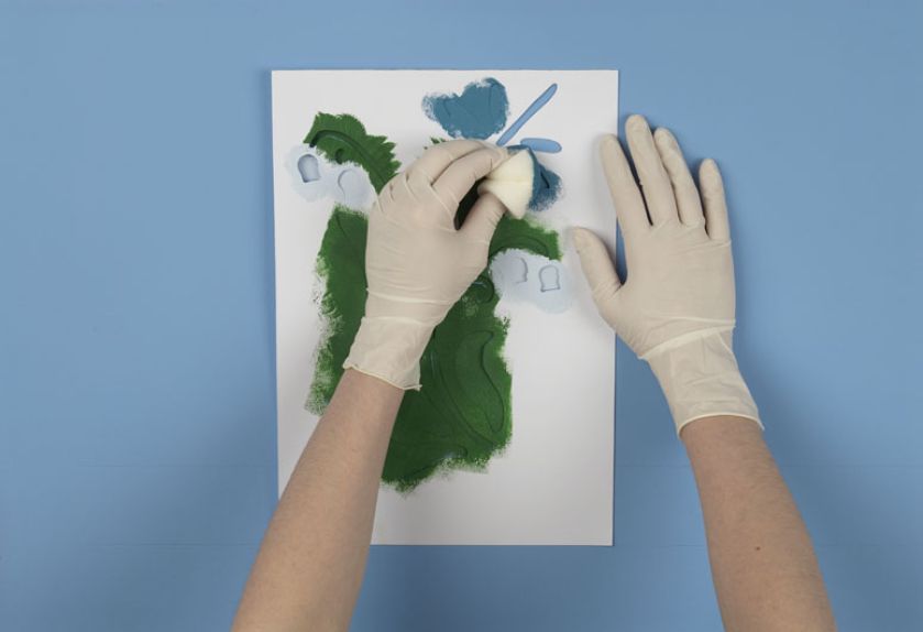 Drobne elementy wzoru malujemy stemplem z gąbki.