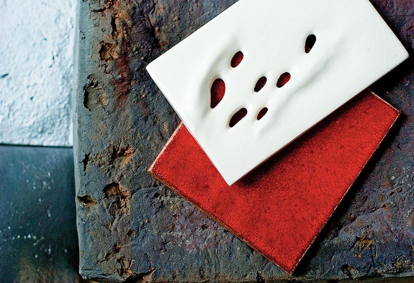 Krystyna Kaszuba-Wacławek bardzo lubi kolorowe szkliwa, których receptury sama opracowała.