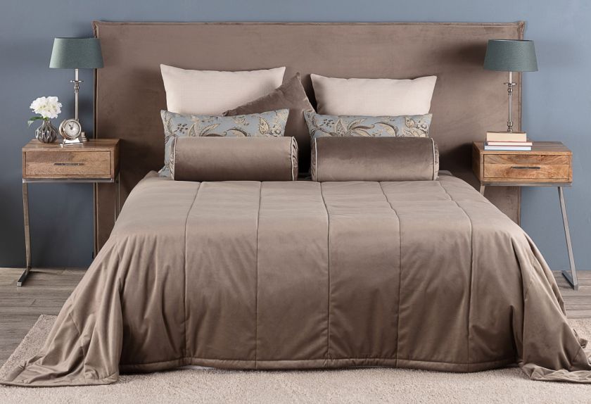 Pikowana narzuta na łóżko i dekoracyjne poduszki, dekoria.pl