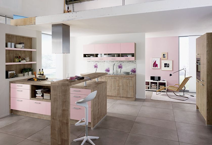 Matowe drewno i róż. ALNO. Aranżacje kuchni: urządzona jak salon