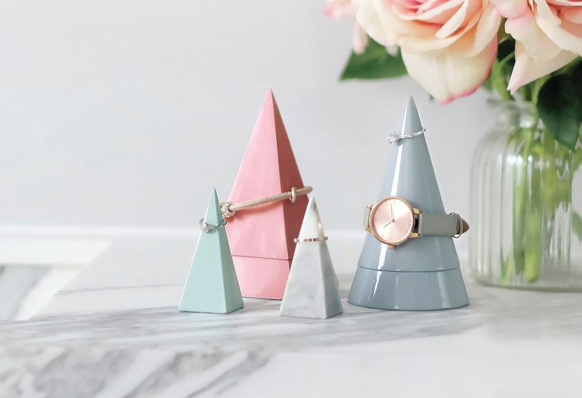 Kolorowe stojaki na biżuterię