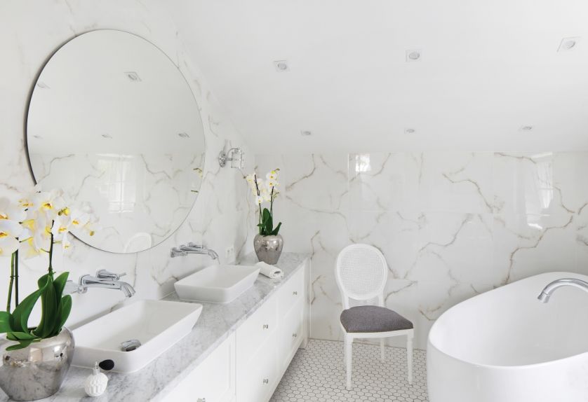 Płytki ścienne w łazience imitujące marmur to Tubądzin White Stone, na podłodze mozaika Rawdecor.