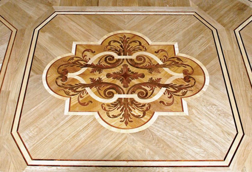Rozetę Cartouche wykonano z iroko, orzecha amerykańskiego i drewna sapele. RENESANSOWE MOZAIKI