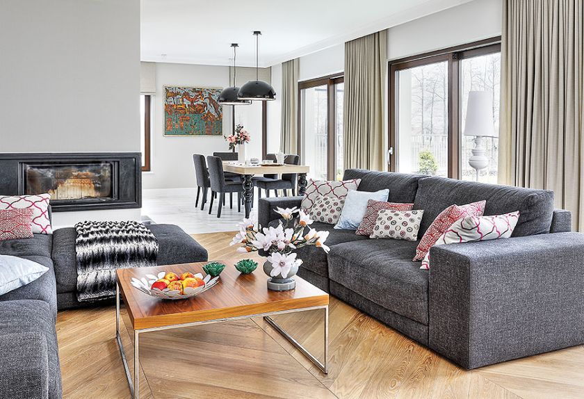 Połączenie wysokiego na siedem metrów salonu z minimalistycznie urządzoną jadalnią daje poczucie przestrzeni.