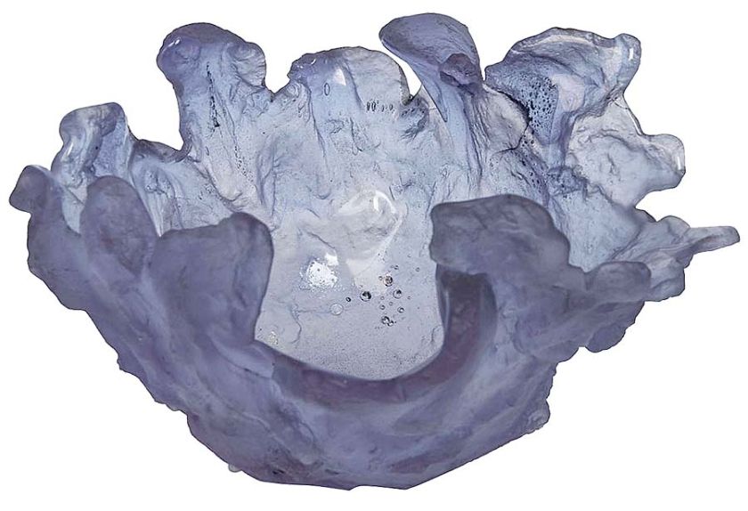 Współczesna patera ze szkła piaskowanego, proj. Amanda Brisbane