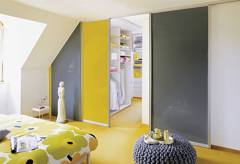 Za drzwiami garderoba typu walk-in-closet, model Ecoline w białym wykończeniu, RAUMPLUS