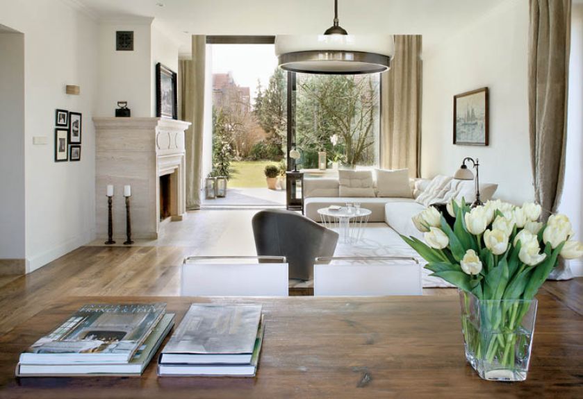 Dom jest nowy, powstał ze zdjęć, z podróży, spacerów i marzeń.