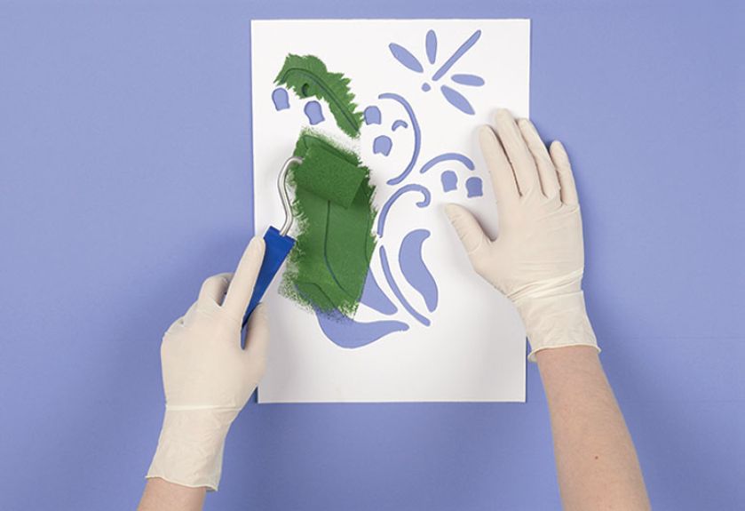 Najpierw, za pomocą malarskiego wałeczka, wypełniamy kolorem większe elementy wzoru.