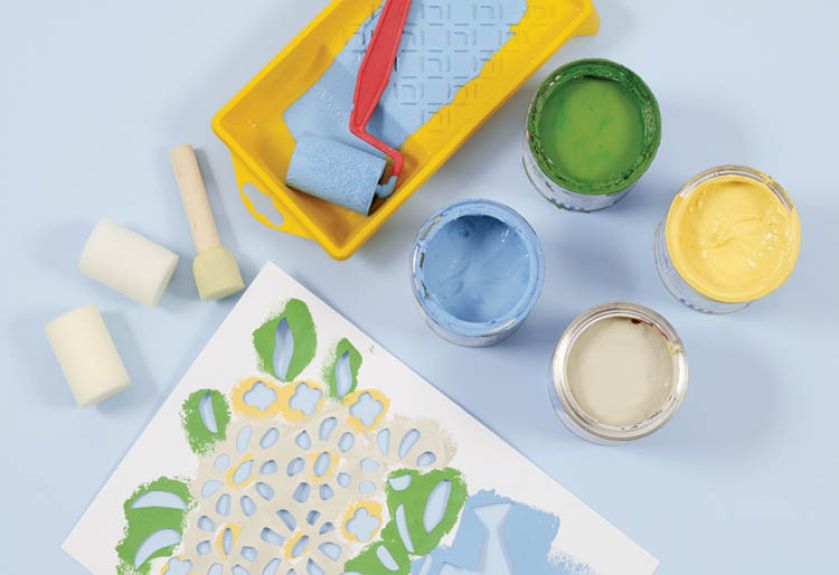 szablon, farby: zielona, żółta, biała i niebieska, waleczek i tampon malarski