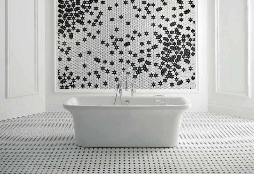 Wanna na tle mozaiki firmy Raw Decor, kolekcja Constellation