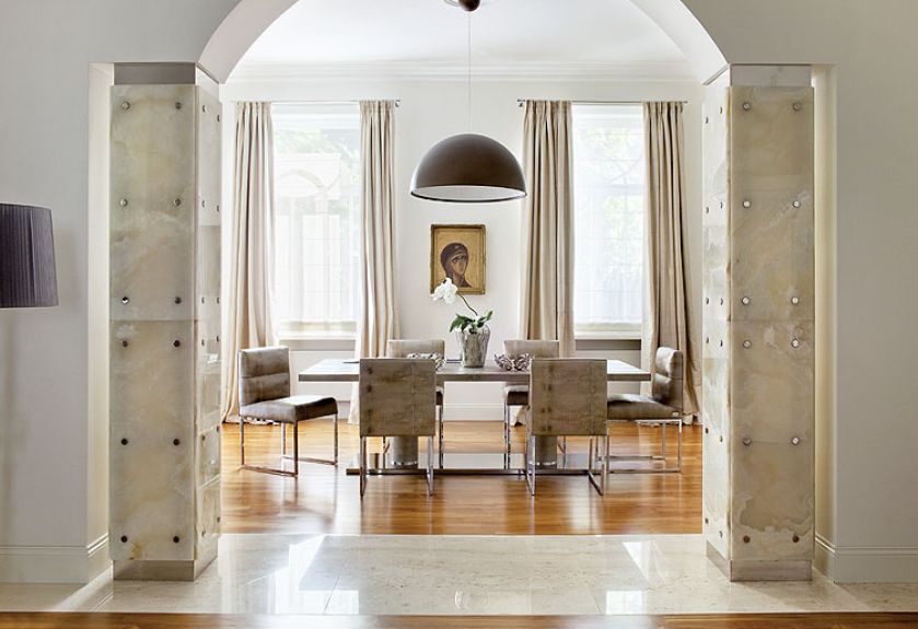 Właściciele nie lubią przeładowanych wnętrz. Cenią stonowane kolory i umiar. Materiały i meble mają kosmopolityczny