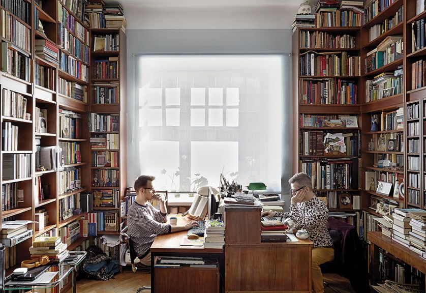 Dla Jacka Dehnela to na wskroś współczesne mieszkanie, tyle że z użyciem różnych ładnych starych przedmiotów.