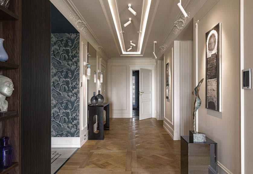 elegancki przedpokój ze sztukaterią na ścianach i tapetami