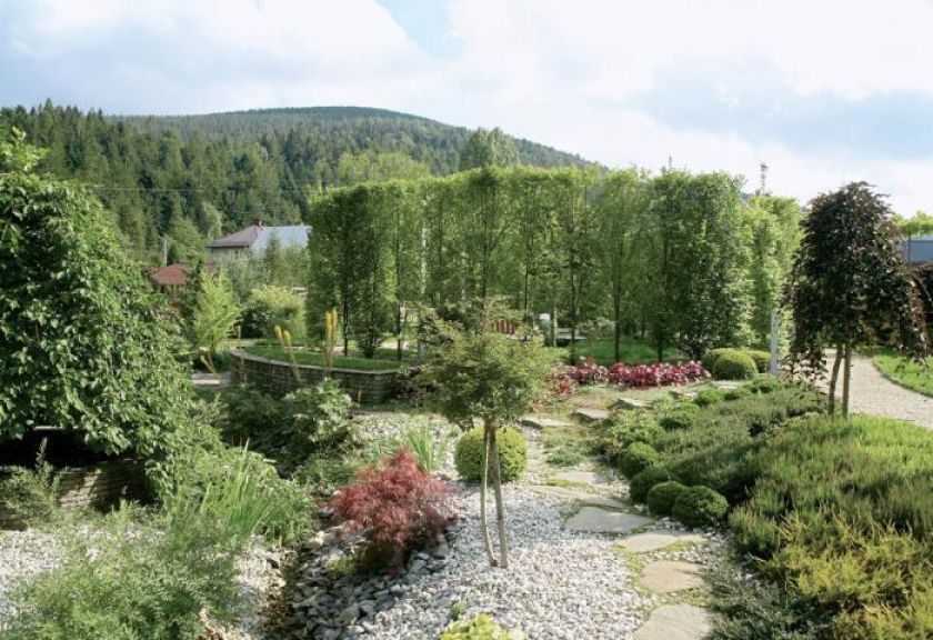 Ścieżki ukryte wśród roślin biegną po całym ogrodzie.