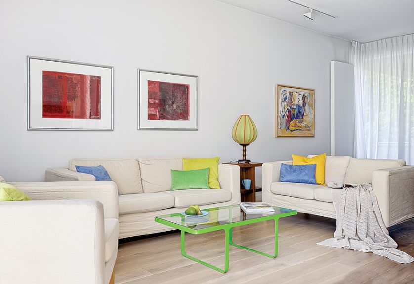 Stolik z zieloną ramą to Campus z Indivi Design Store. Pled i poduszki - Home Sweet Home.