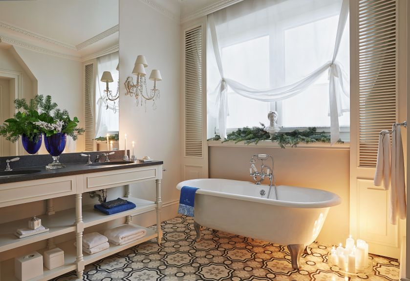 Wanna i armatura - Devon Devon, posadzka z hiszpańskich cementowych płytek Mosaic de Sur. Wazon z Archidzieło, ręczniki