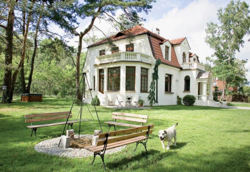 Jak Marta i Marcin zamieszkali w dworku znanym z Czterech pancernych .