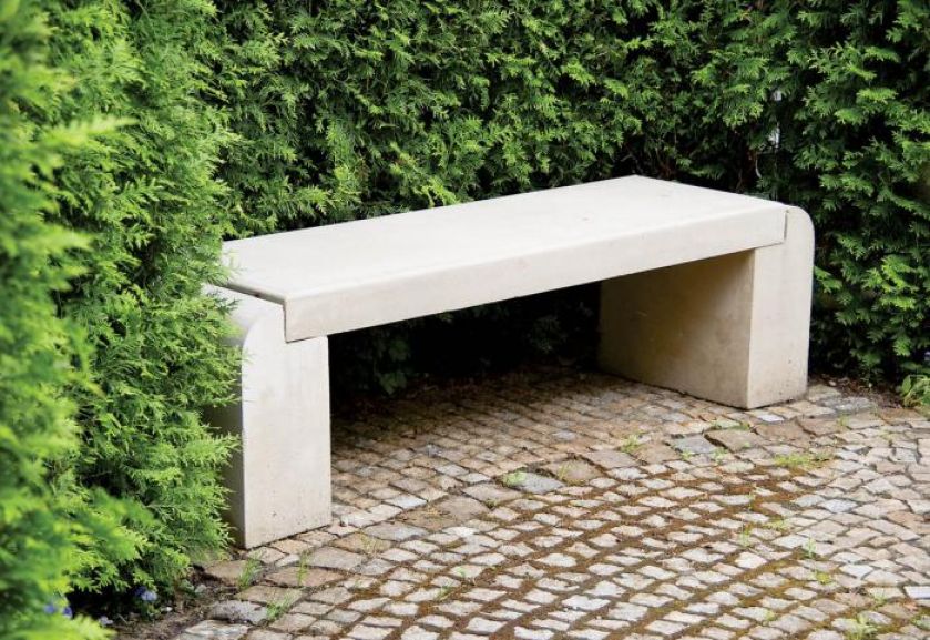 Kamienna ława Nova (1170 zł) stoi na granitowej kostce. CHRONOS
