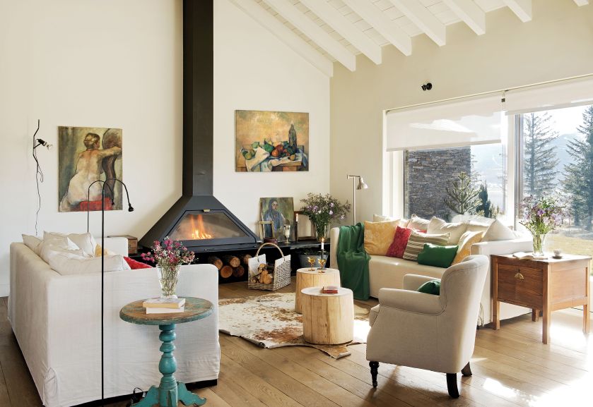 Kominek hiszpańskiej marki Alesa. W oknach, zamiast tradycyjnych żaluzji, Patricia zawiesiła płócienne rolety.