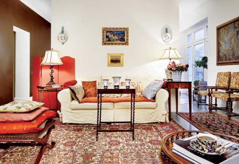 Pośrod mnóstwa wzorów gładka kanapa w salonie.