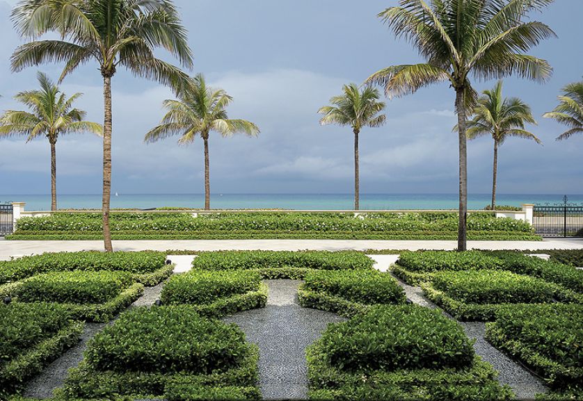 Równo przycięte krzewy laurowe. Klasyczna rezydencja we włoskim stylu