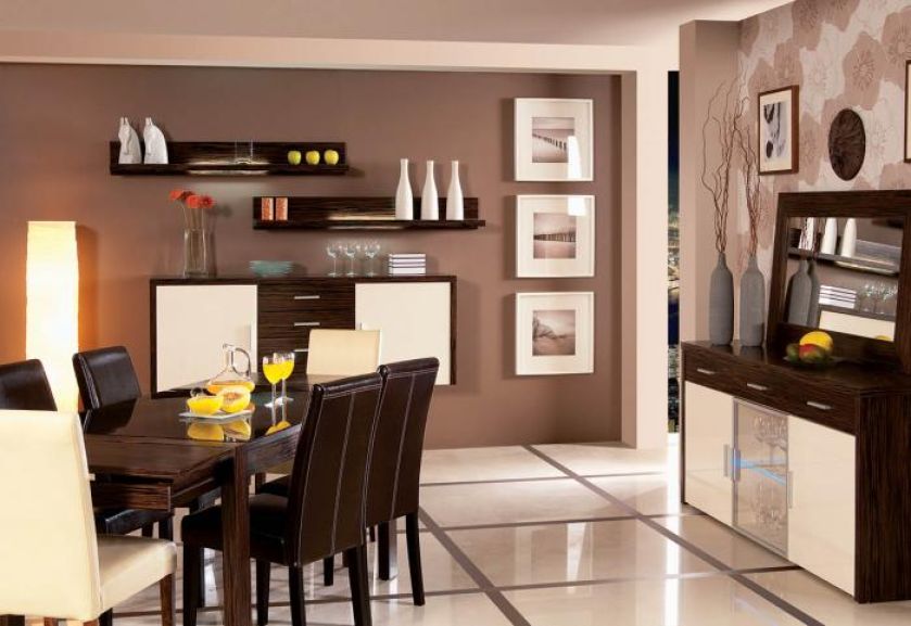 Rozkładany stół Chili ma drewniany blat pokryty szkłem (1589 zł). Krzesło ze skóry Bycast kosztuje 319 zł. SALONY MOŚCICCY