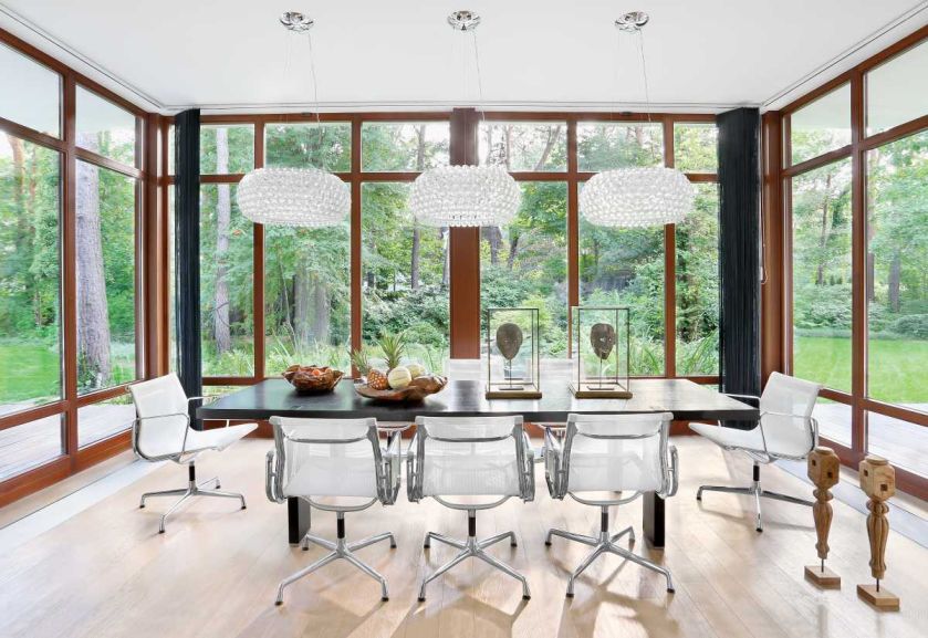 Ten nowoczesny dom znajduje się na skraju parku krajobrazowego. najważniejszą rolę odgrywa tu zieleń.