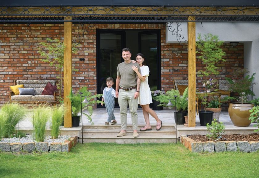 przytulny dom z ceglaną elewacją