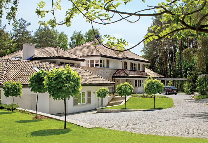 Willa spływa tarasami z pagórka otoczonego przez sosny.