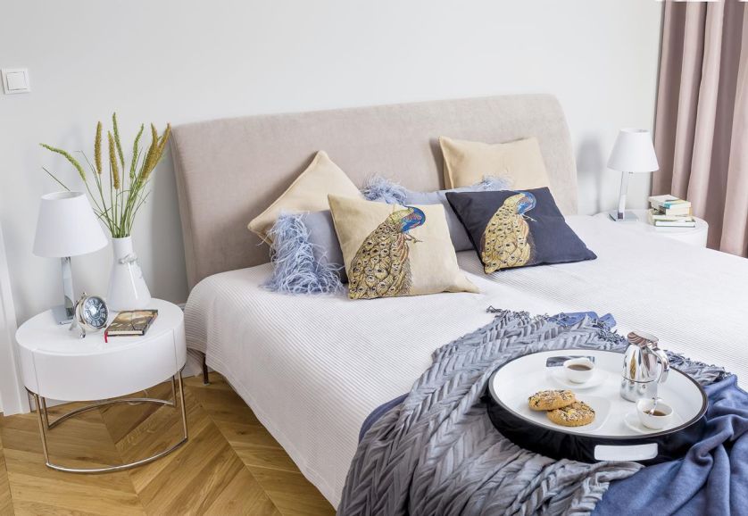 Nie trzeba mieszkać w domu jednorodzinnym, żeby czuć się jak w willi pod miastem. Zobacz wnętrze w stylu nowoczesnej klasyki.