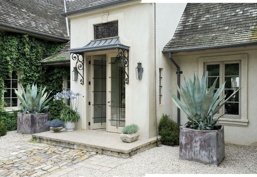 Podwyższyli kondygnacje, od strony wejścia dostawili coś na kształt werandy, dziedziniec wyłożyli kamieniami, jak w Toskanii.