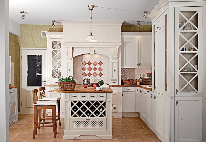 York to kuchnia w stylu angielskim z obudowanym kominem i ciekawymi przeszkleniami szafek, Arino House