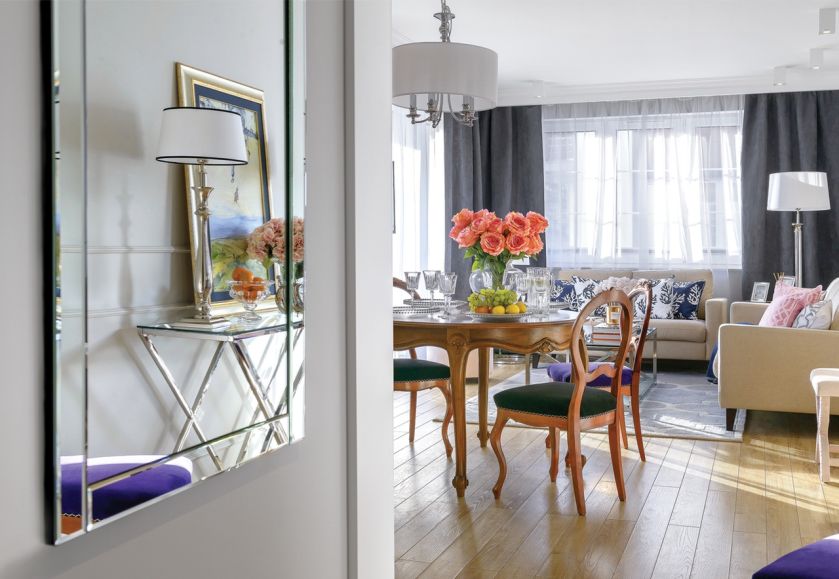 Duże lustro w przedpokoju rozjaśnia wnętrze i optycznie je powiększa.