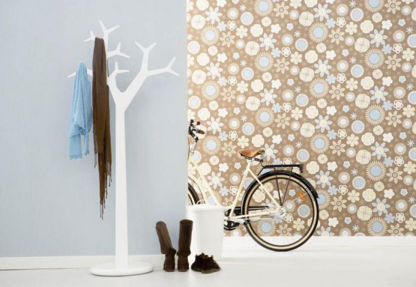 Jak pomysłowo podzielić hol? Wystarczą dwie różne tapety. TAPETTERMINALEN