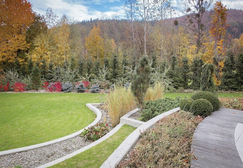 Ten jesienny ogród sprawia wrażenie, jakby był wyrzeźbiony w terenie. Zachwyca kolorami. O tej porze