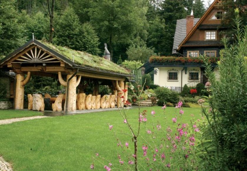 Konstrukcję z grubych jodłowych bali i rzeźbione meble zrobili fachowcy z okolic Poronina.