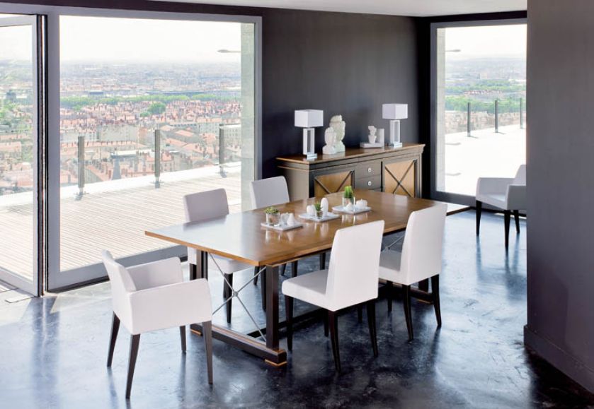 Luksusowe zdobione meble Orsay w jadalni, a do nich proste krzesła Neuilly (od 3800 zł) z białą tapicerką i