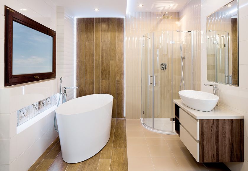 Pierwsze skrzypce gra tutaj wanna i płytki imitujące drewno, OMNIRES