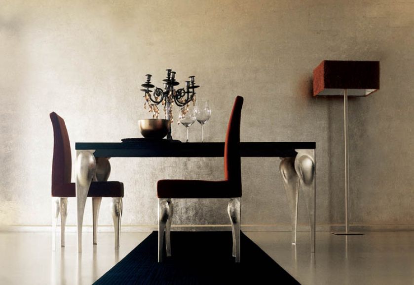 W artystowskim stylu. Krzesła (1160 euro/szt.) i klosz stojącej lampy (717 euro) zrobiono z tego