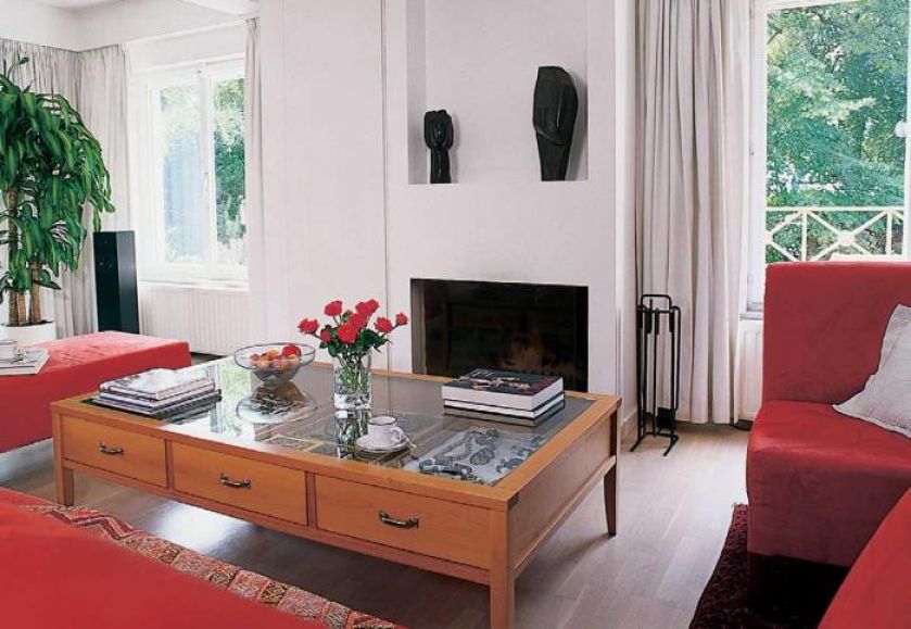 W salonie stolik, który pełni funkcje gabloty.