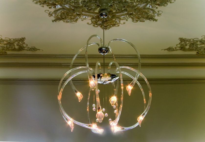 piękne żyrandole i lampy wiszące do salonu