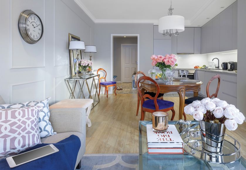 Nadmorski glamour – małe mieszkanie w stylach nowojorskim i hamptons