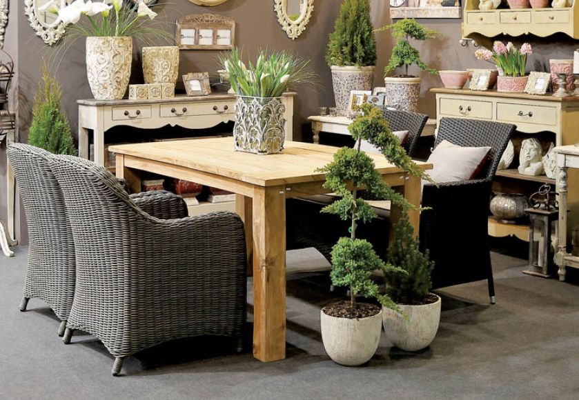 Fotele z technorattanu: szare o grubym splocie (1080 zł), czarne z płaskich włókien (720 zł). BELLDECO