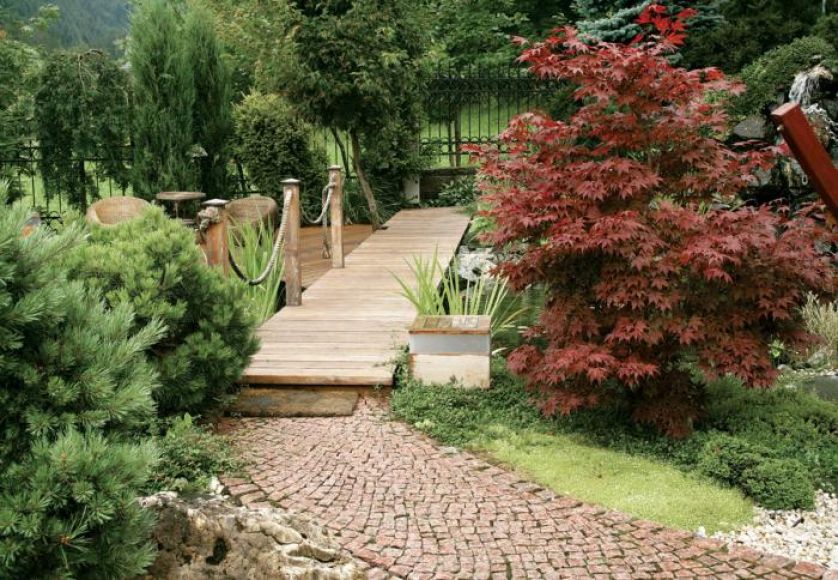 Na mostek prowadzi kamienna ścieżka.