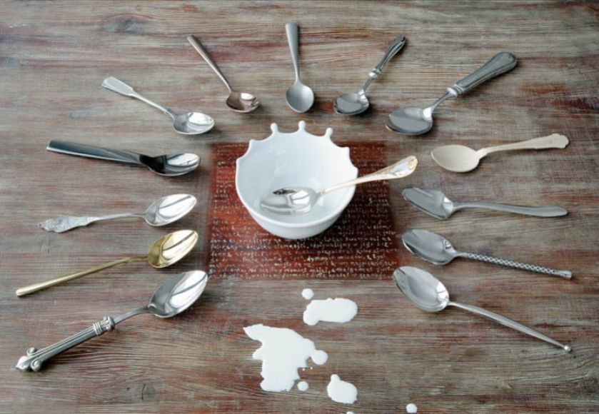 Od lewej: Łyżka z cynowym trzonkiem - FRYDERYK Stiletto Gold Metal - T.I.E. ART GLAS PLUS Seria Ostfriesen -