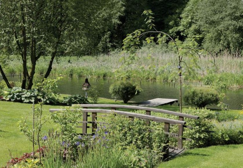 Strumyk dzieli, a jednocześnie łączy ogrody Jadwigi i jej synowej Wiesi. Są na nim dwa mostki: duży drewniany i