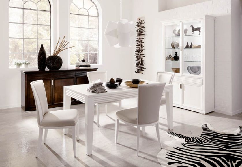 Witryna Luna z chromowanymi uchwytami i szufladami kosztuje od ok. 12 500 zł. SELVA