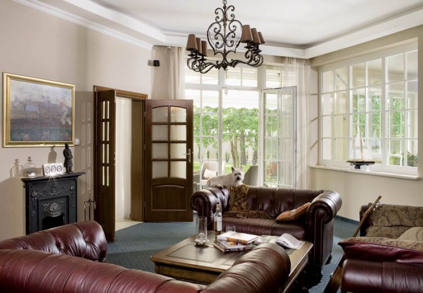 Z kameralnego saloniku z klubowymi kanapami możemy zajrzeć na basen lub taras.