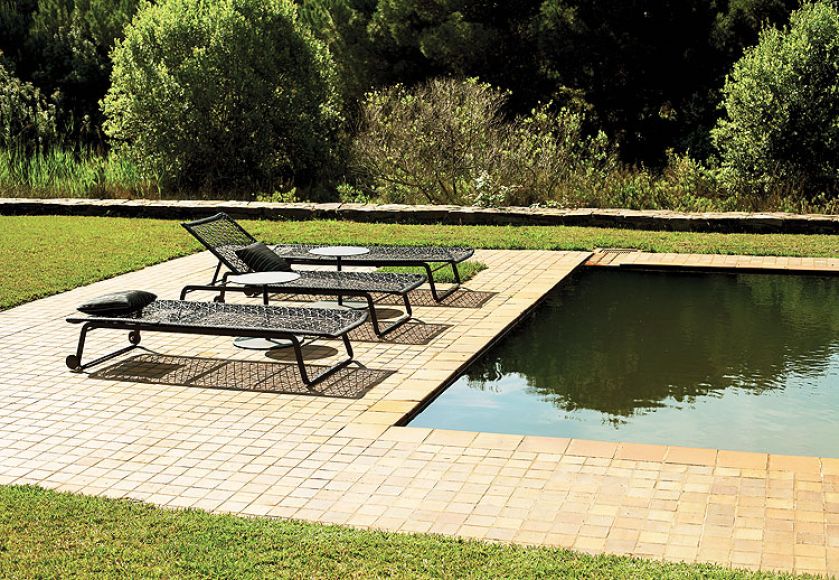 Za leżaki Maia Patricii Urquioli zapłacimy 9479 zł. KETTAL