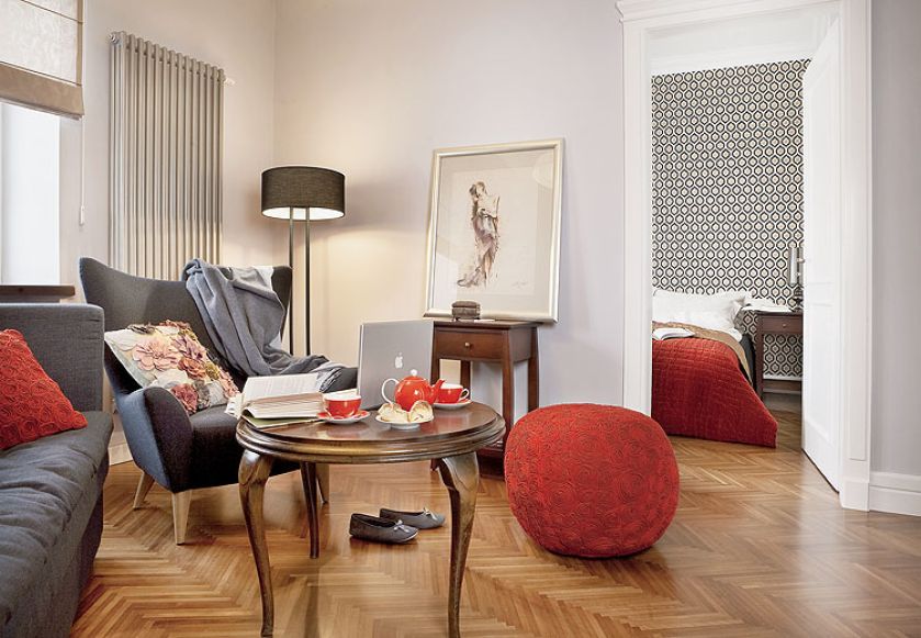 Kolorystyczne i optyczne triki powodują, że wchodzi się tu jak do innego świata: a to